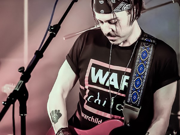 Sepp performing in support of War Child UK