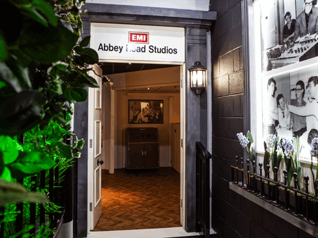 The Apple Scruffs: A Day in the Life